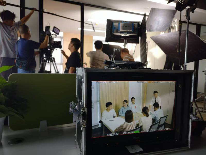 信宜市TVC拍摄公司：科技产品视觉化大师，诠释未来感与功能美学